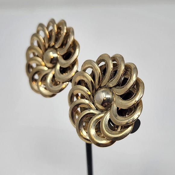 Star Vintage Brand Gold Tone Pinwheel Round Clip On Earrings Statement Jewelry - Picture 2 of 6